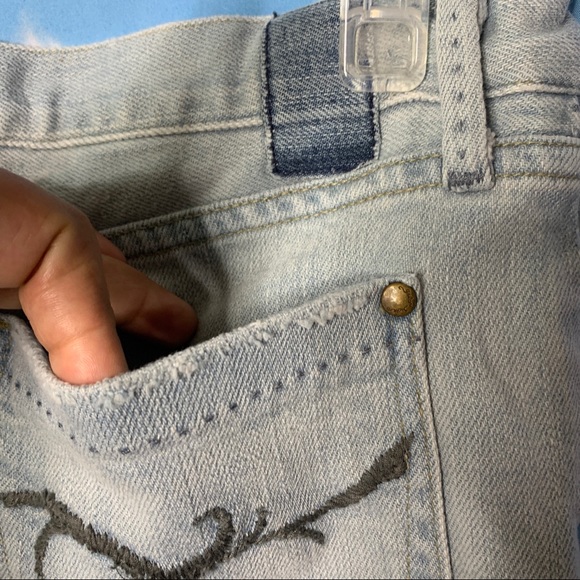 Gold Sign- Light Wash Cut Off Denim Shorts size 31 - Picture 10 of 13